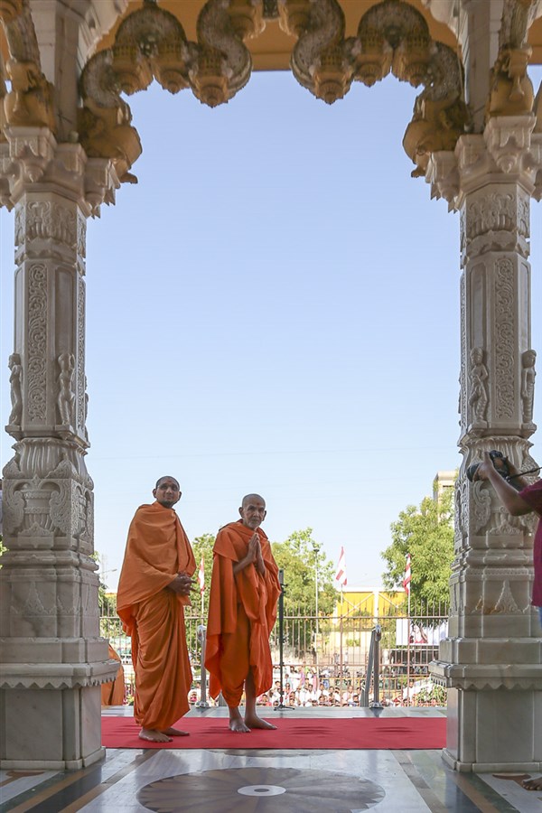 Swamishri engrossed in darshan of Thakorji, 18 Apr 2017