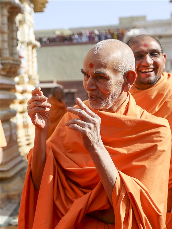 Swamishri in a divine, jovial mood, 18 Apr 2017
