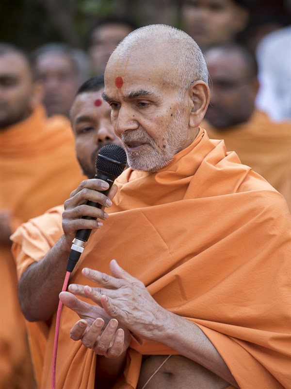 Swamishri chants Swaminarayan dhun, 20 Apr 2017