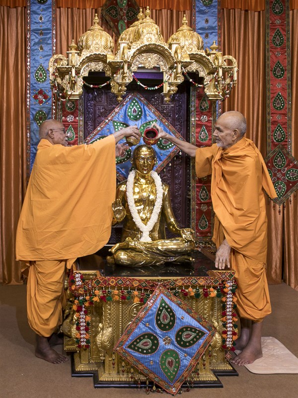 Swamishri and Pujya Doctor Swami perform abhishek of Bhagwan Swaminarayan (abhishek murti), 20 Apr 2017