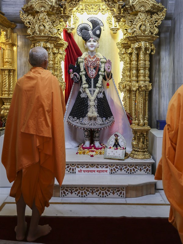 Swamishri engrossed in darshan of Shri Ghanshyam Maharaj, 20 Apr 2017