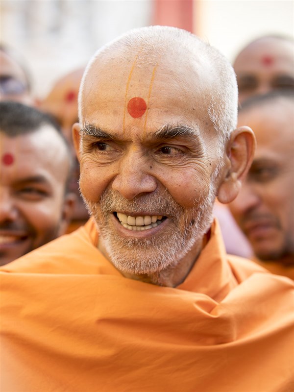 Swamishri in a divine, jovial mood, 20 Apr 2017