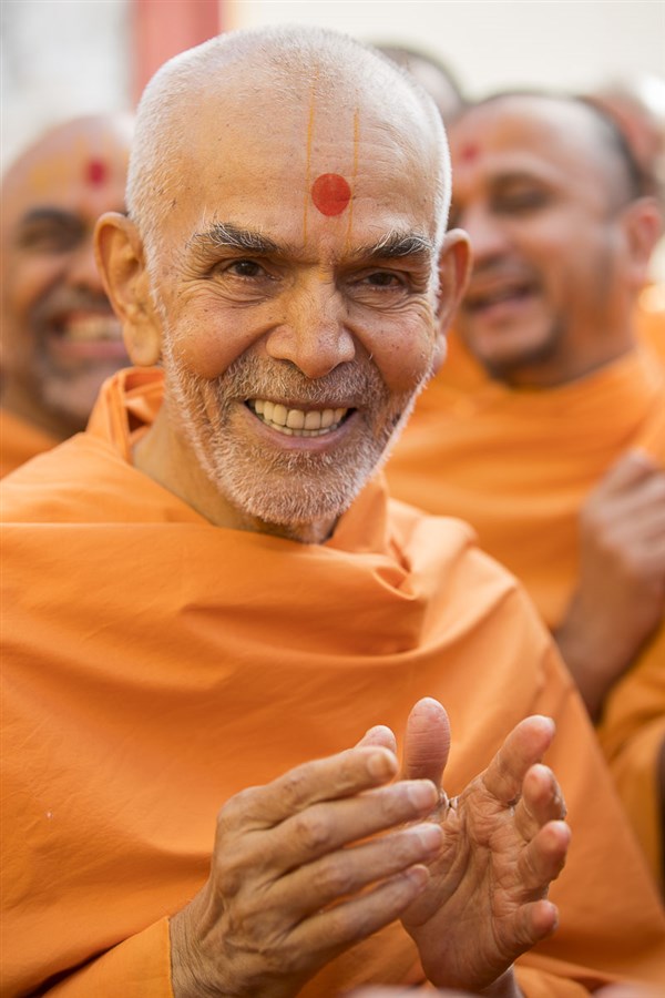 Swamishri in a divine, jovial mood, 20 Apr 2017