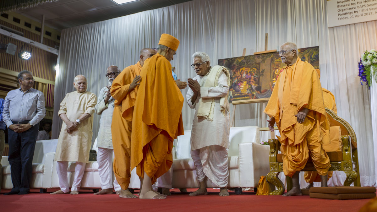 HH Mahant Swami Maharaj greets the dignitaries on stage