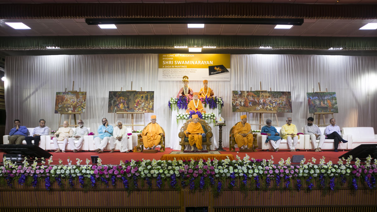 HH Mahant Swami Maharaj, Pujya Doctor Swami, Pujya Ishwarcharan Swami and dignitaries on stage