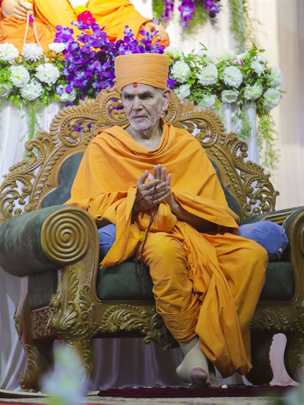 HH Mahant Swami Maharaj during the assembly