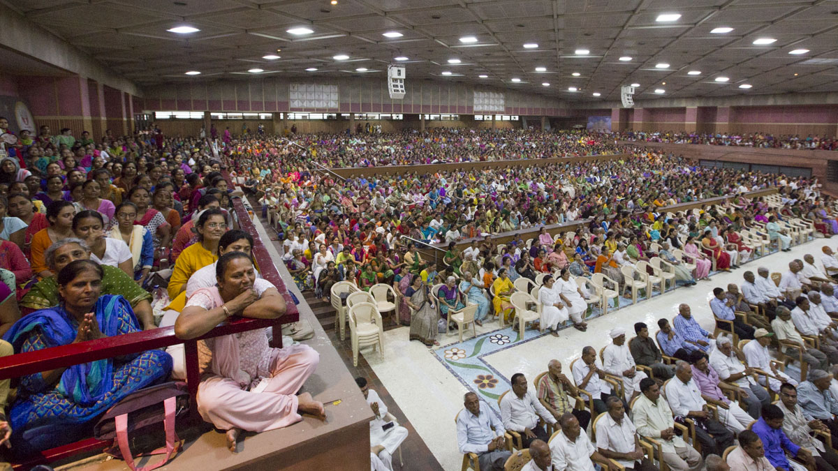 Devotees during the assembly