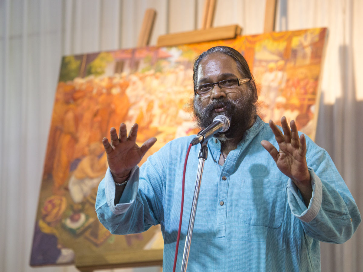 Shri Advait Gadnayak, Director General, National Gallery of Modern Art, New Delhi, addresses the assembly