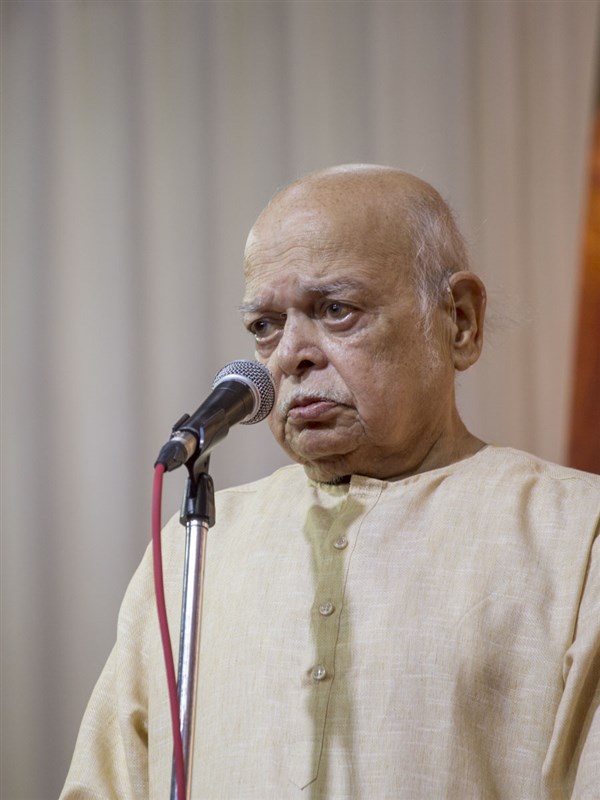 Shri Ravi Paranjape, International Artist and Author, addresses the assembly