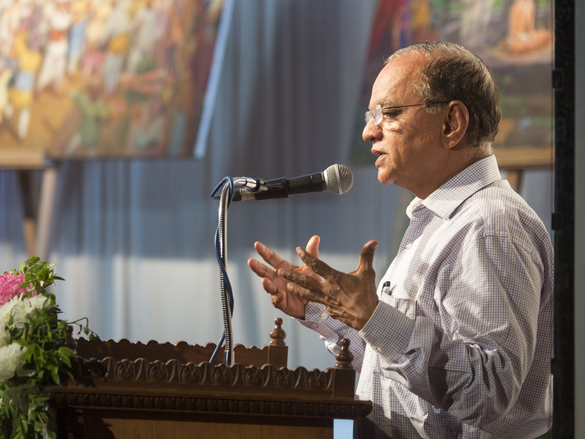 Shri Bhagyesh Jha, renowned poet and a former IAS officer of Gujarat,  addresses the assembly