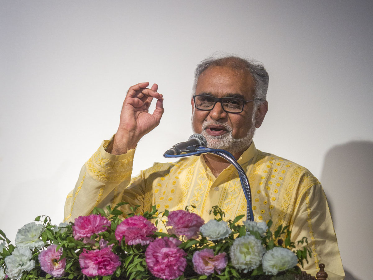 Shri Sachchidanand Joshi, Member Secretary, Indira Gandhi National Center for Arts, Delhi, addresses the assembly