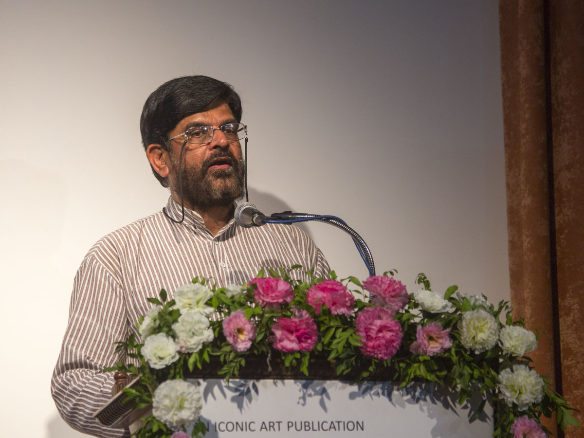 Shri C.S. Krishna Shetty, Administrator, Lalit Kala Academy, New Delhi, addresses the assembly
