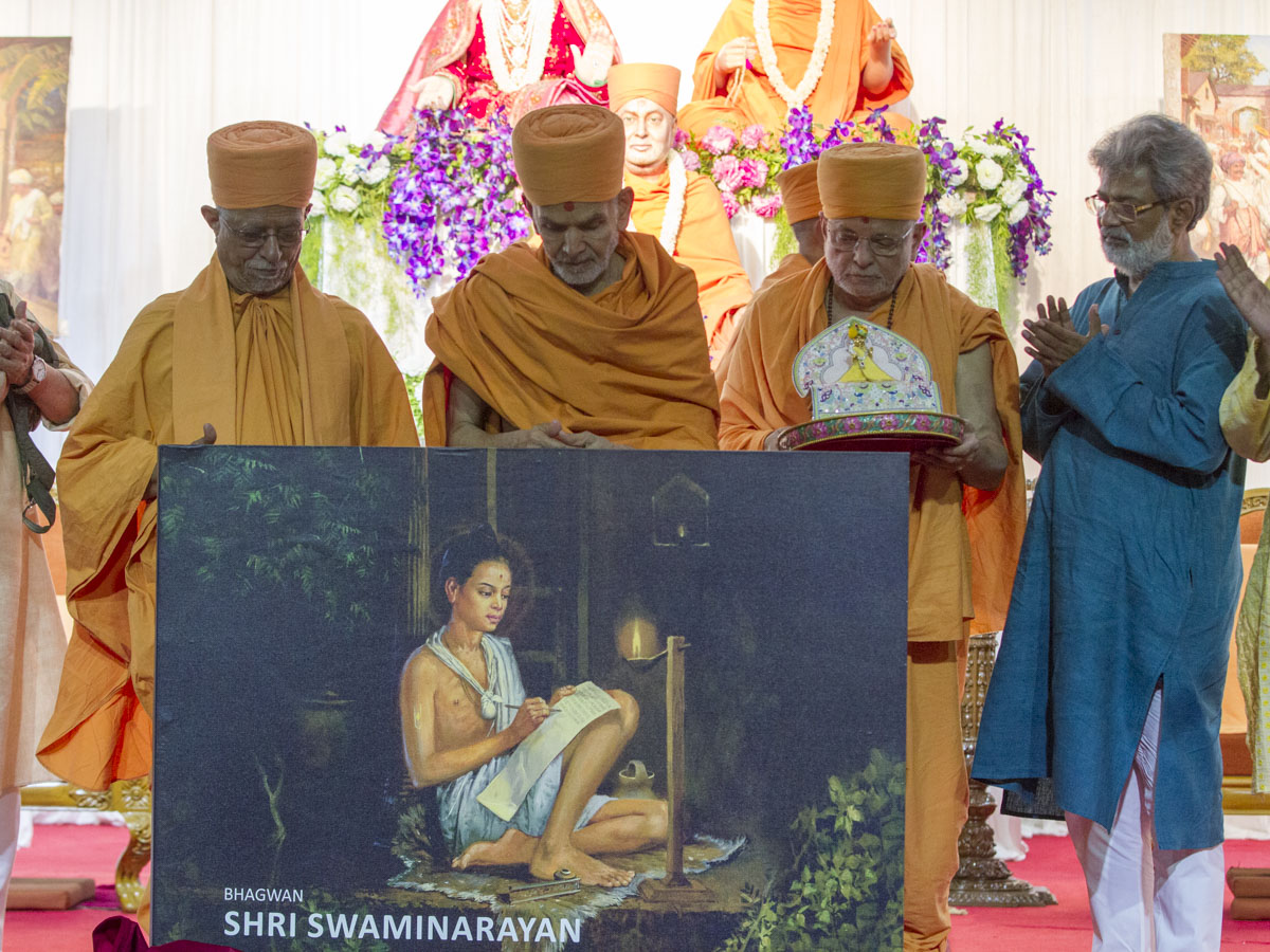 HH Mahant Swami Maharaj and dignitaries perform the book launch ceremony