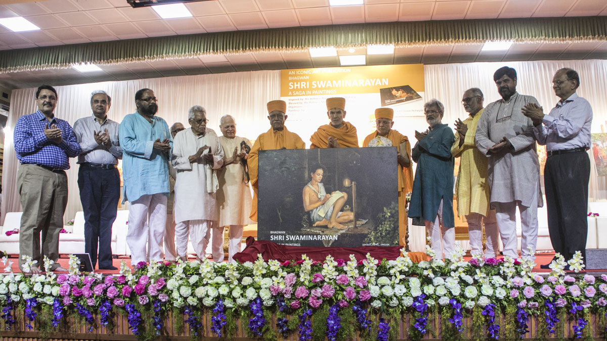 HH Mahant Swami Maharaj and dignitaries perform the book launch ceremony