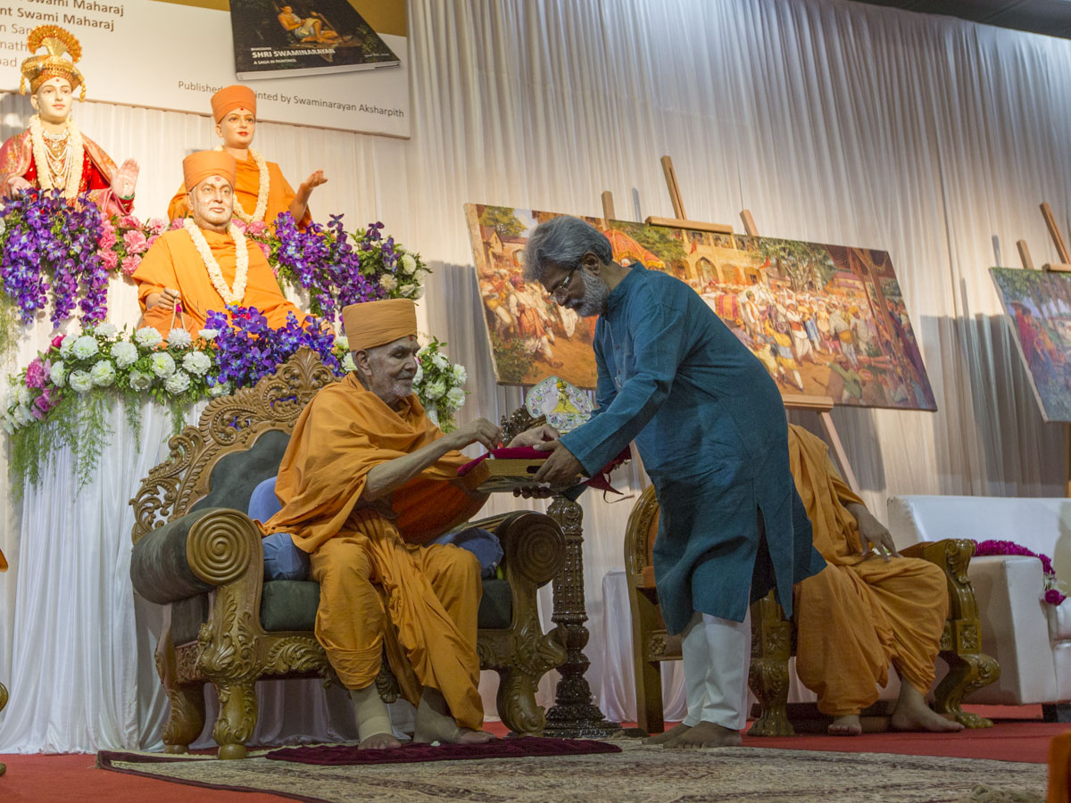 HH Mahant Swami Maharaj inaugurates the book
