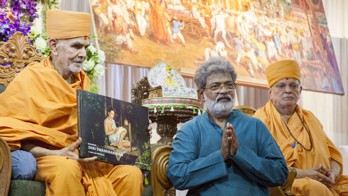 HH Mahant Swami Maharaj inaugurates the book