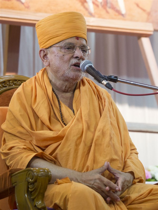 Pujya Ishwarcharan Swami addresses the assembly