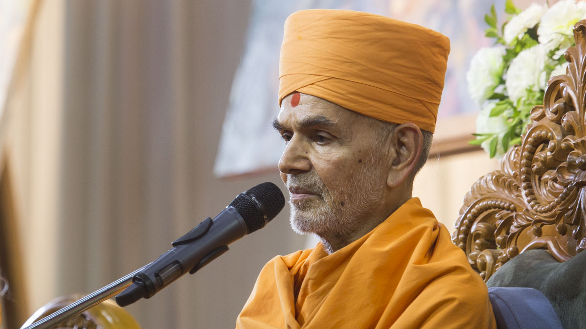 HH Mahant Swami Maharaj blesses the assembly