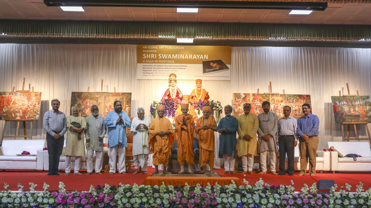 HH Mahant Swami Maharaj and dignitaries on stage