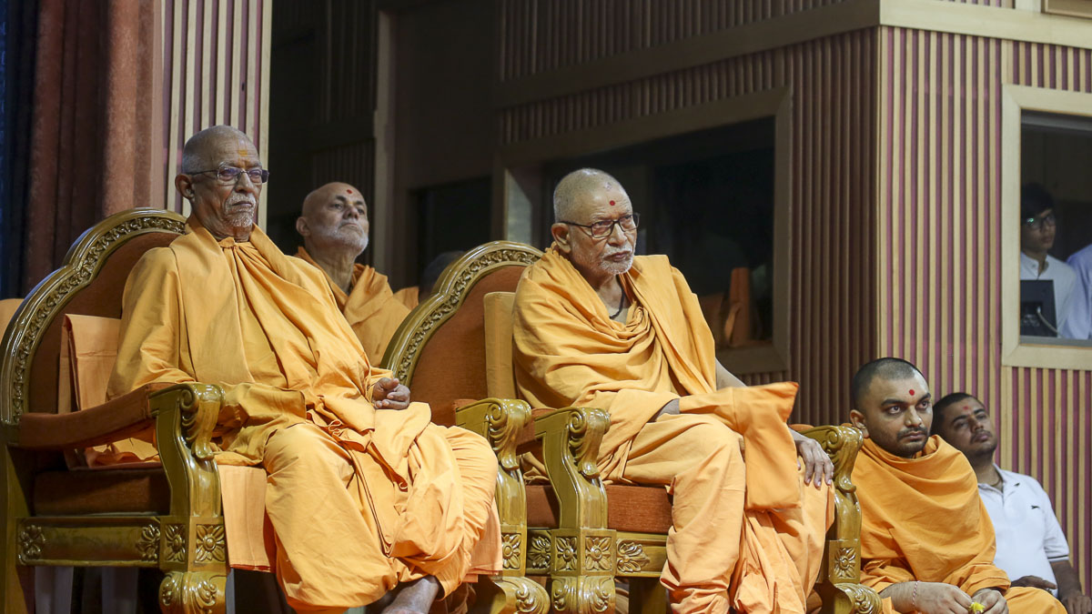 Pujya Doctor Swami, Pujya Kothari Swami and Pujya Viveksagar Swami  doing Swamishri's puja darshan, 21 Apr 2017