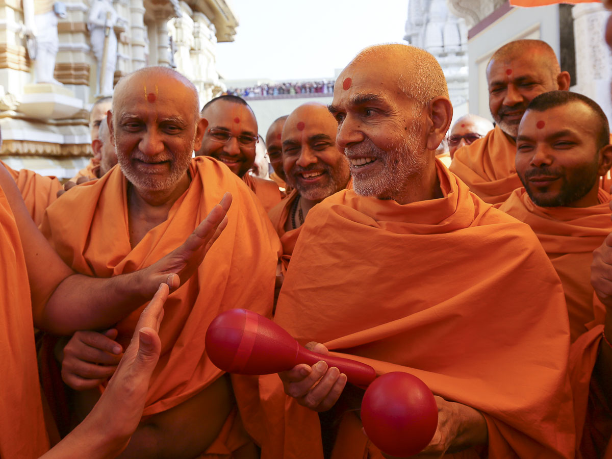Swamishri in a divine, jovial mood, 21 Apr 2017