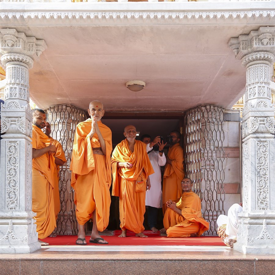 Swamishri greets devotees with 'Jai Swaminarayan', 22 Apr 2017