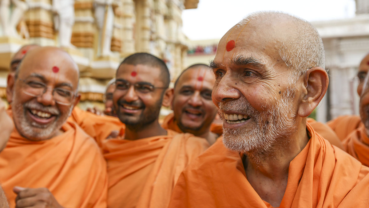 Swamishri in a divine, jovial mood, 22 Apr 2017
