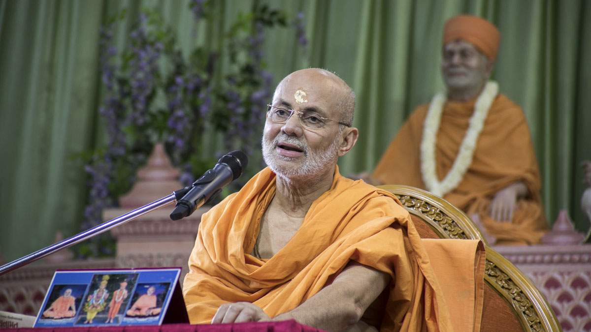 Pujya Viveksagar Swami delivers a discourses in the evening satsang assembly, 22 Apr 2017