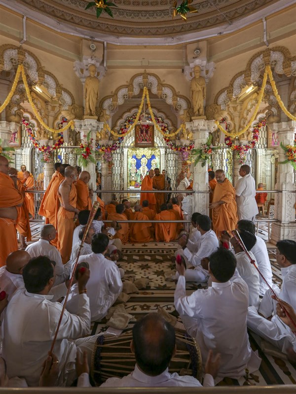 Sadhus and devotees doing darshan of Swamishri, 23 Apr 2017