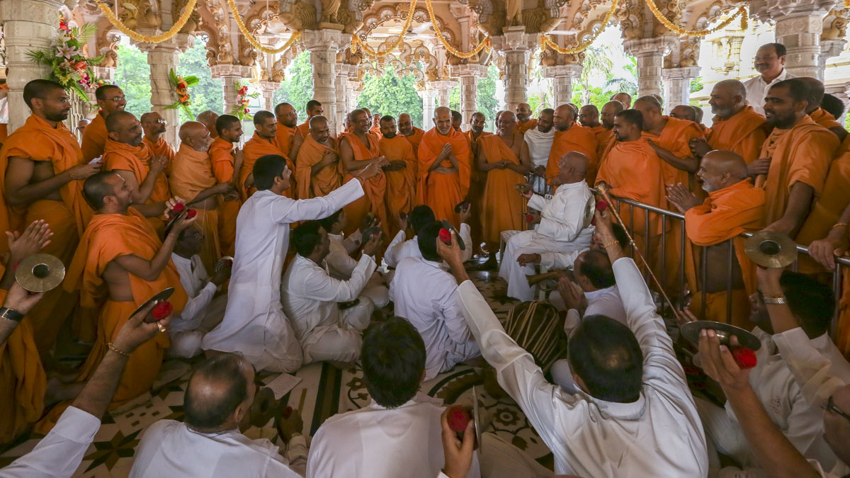 Swamishri greets all with 'Jai Swaminarayan', 23 Apr 2017