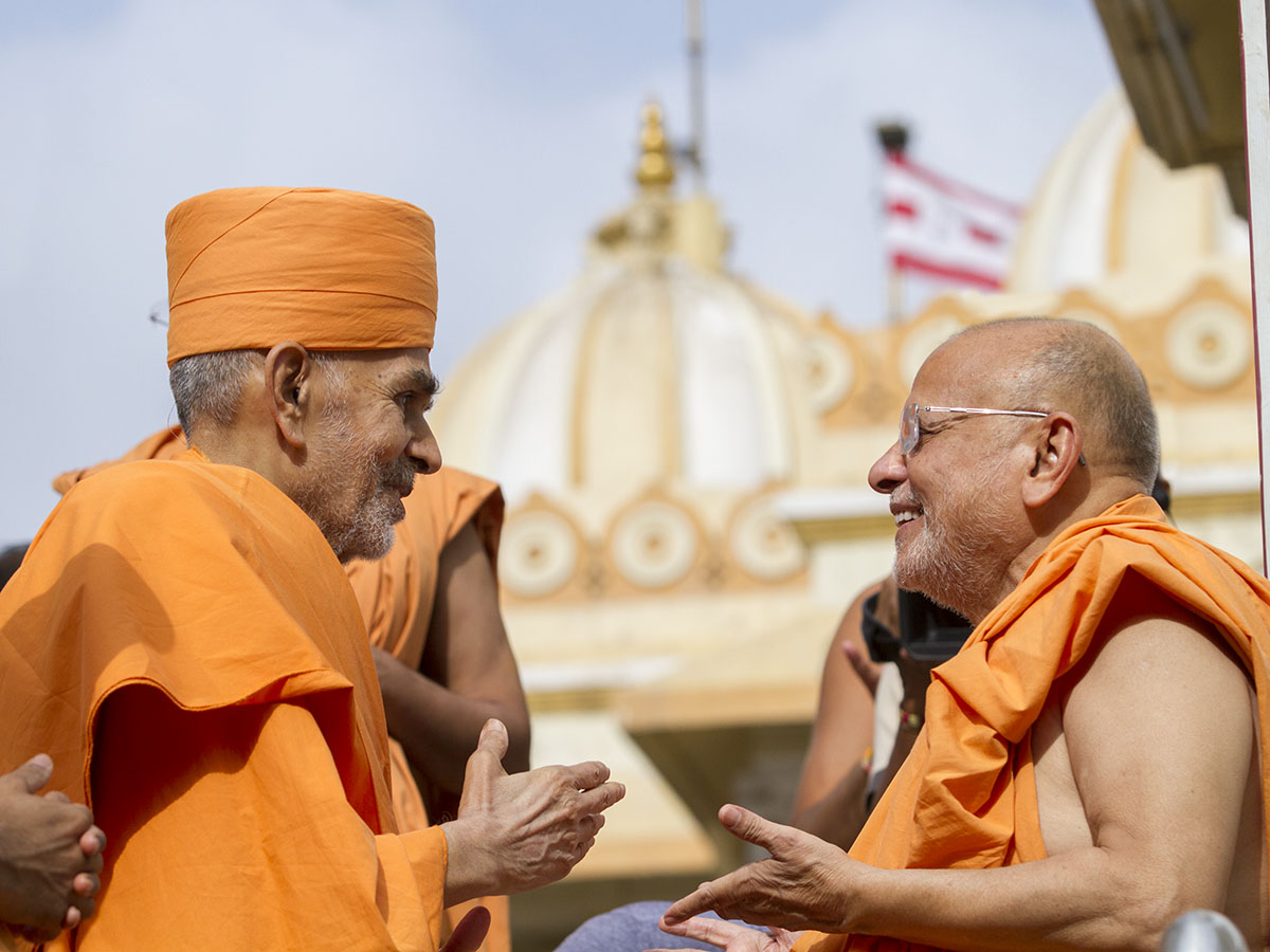 Swamishri converses with Pujya Ishwarcharan Swami, 23 Apr 2017
