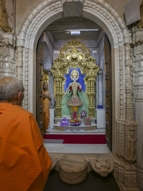 Swamishri engrossed in darshan of Thakorji, 23 Apr 2017