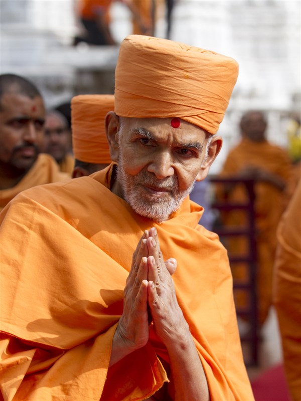 Param Pujya Mahant Swami Maharaj departs from Ahmedabad, 23 Apr 2017