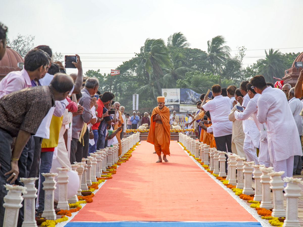 Param Pujya Mahant Swami Maharaj arrives at BAPS Shri Swaminarayan Mandir, Kolkata, 23 Apr 2017