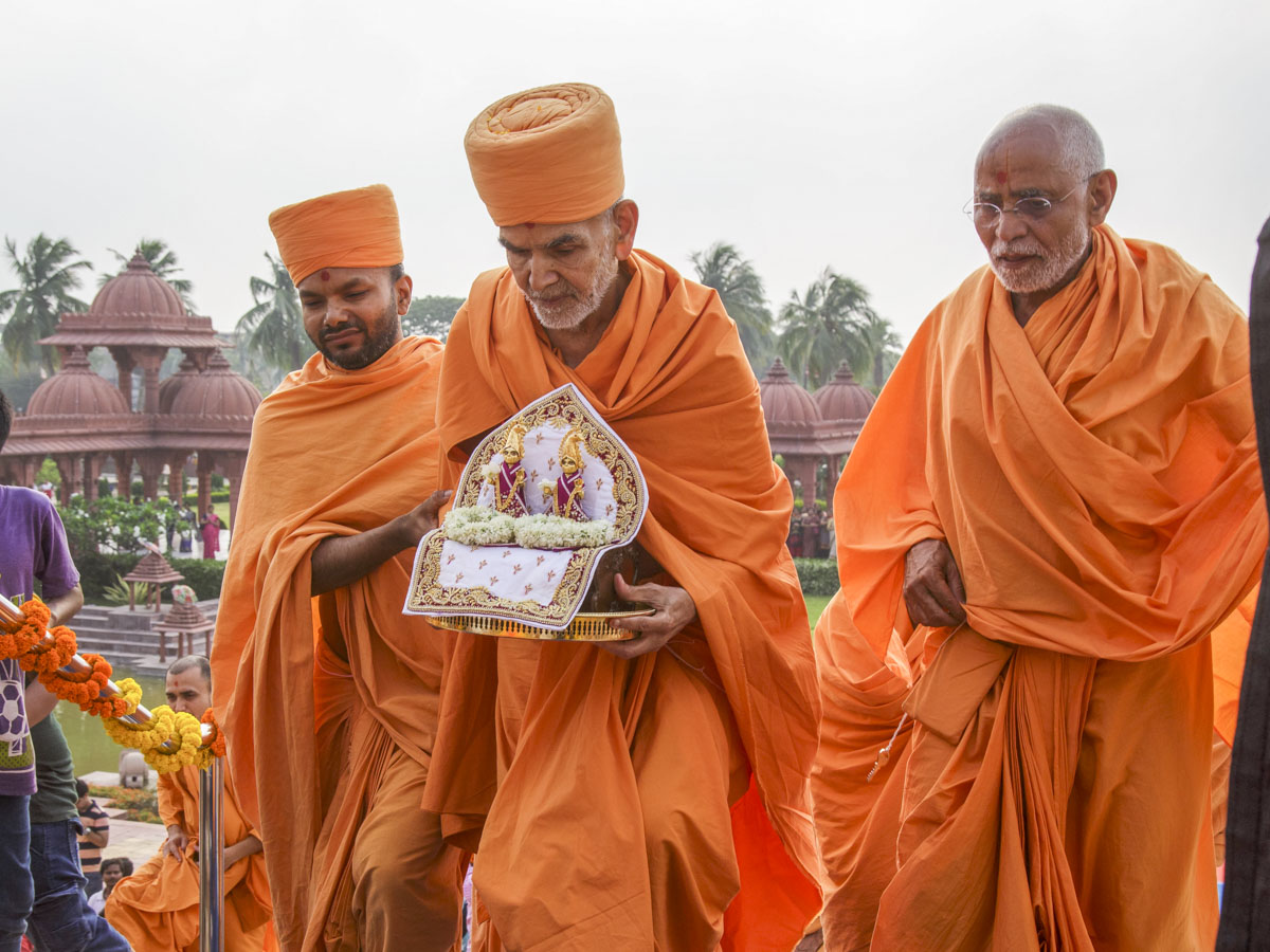 Swamishri with Thakorji, 23 Apr 2017