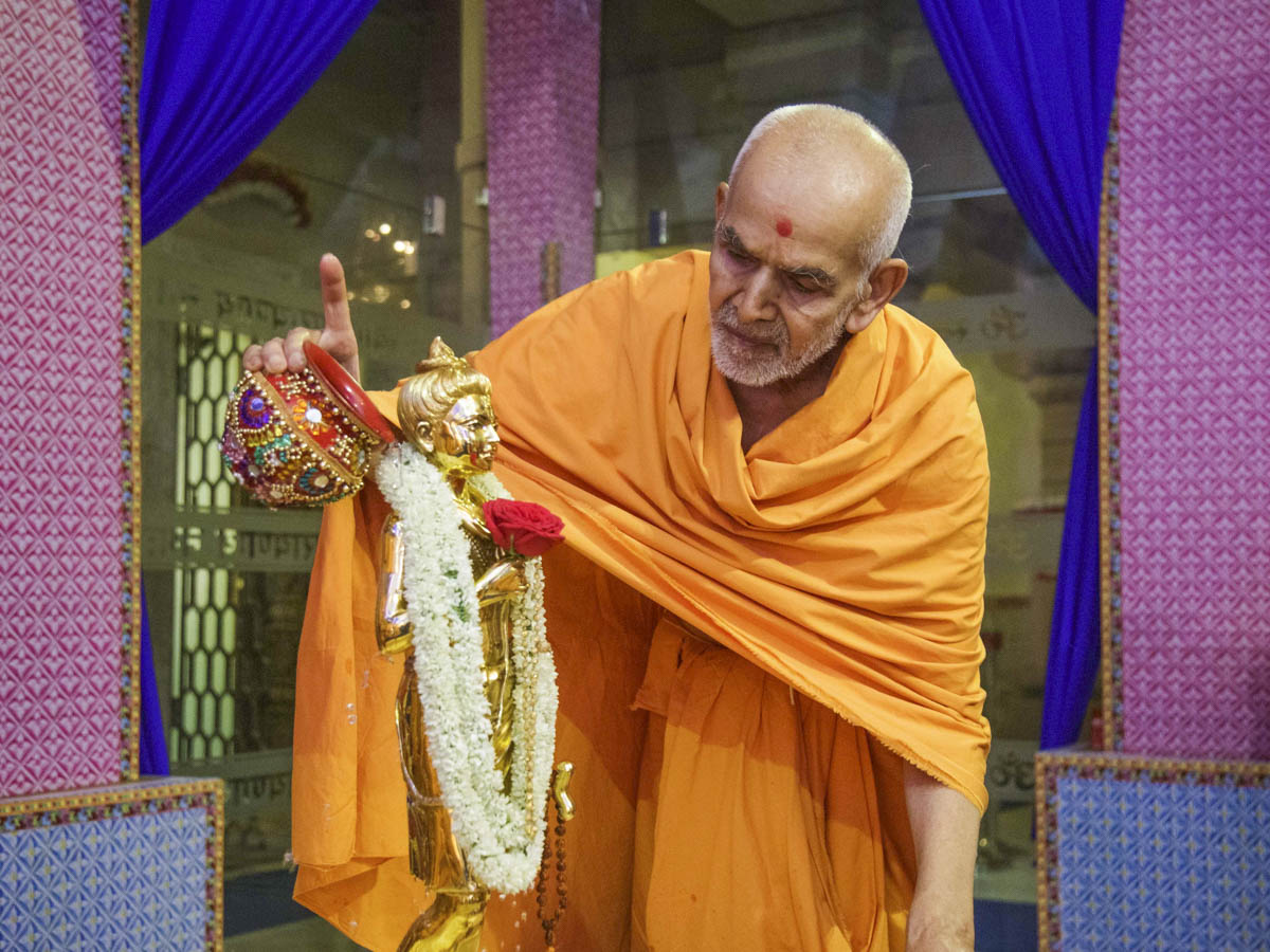 Swamishri performs abhishek of Shri Nilkanth Varni, 23 Apr 2017