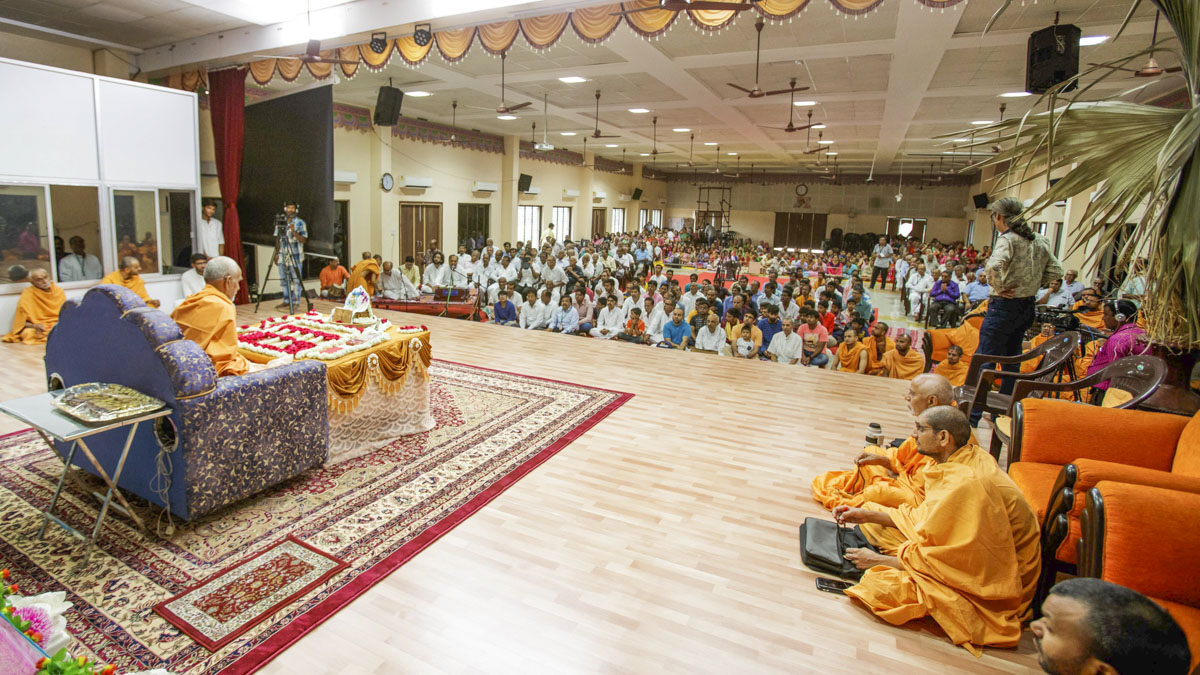 Param Pujya Mahant Swami Maharaj performs his morning puja, 24 Apr 2017