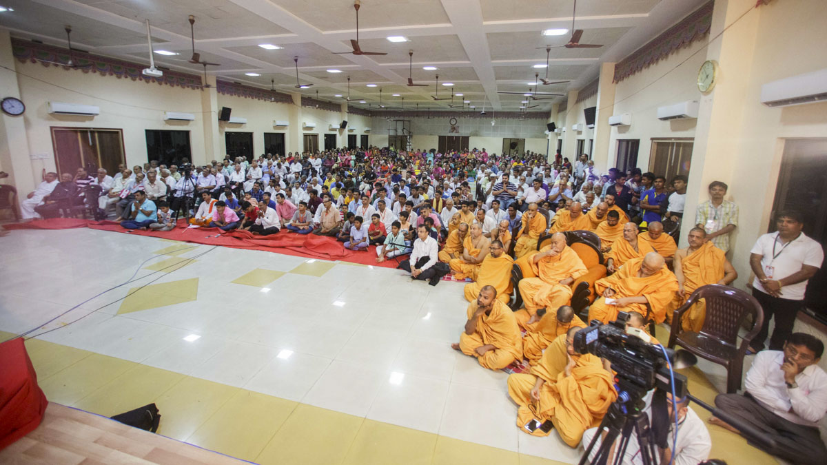 Sadhus and devotees doing Swamishri's puja darshan, 24 Apr 2017