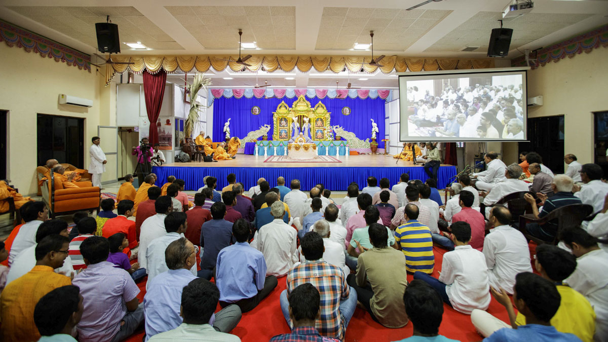 Devotees doing Swamishri's puja darshan, 24 Apr 2017