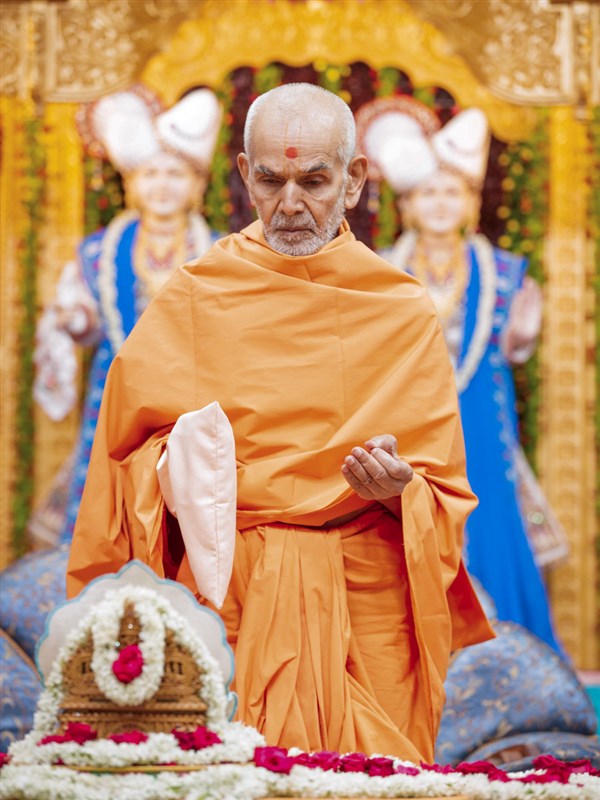 Swamishri performs his morning puja, 24 Apr 2017