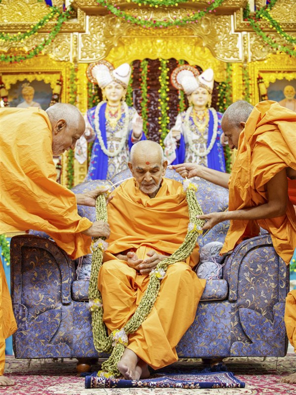 Sadhus honor Swamishri with a garland, 24 Apr 2017