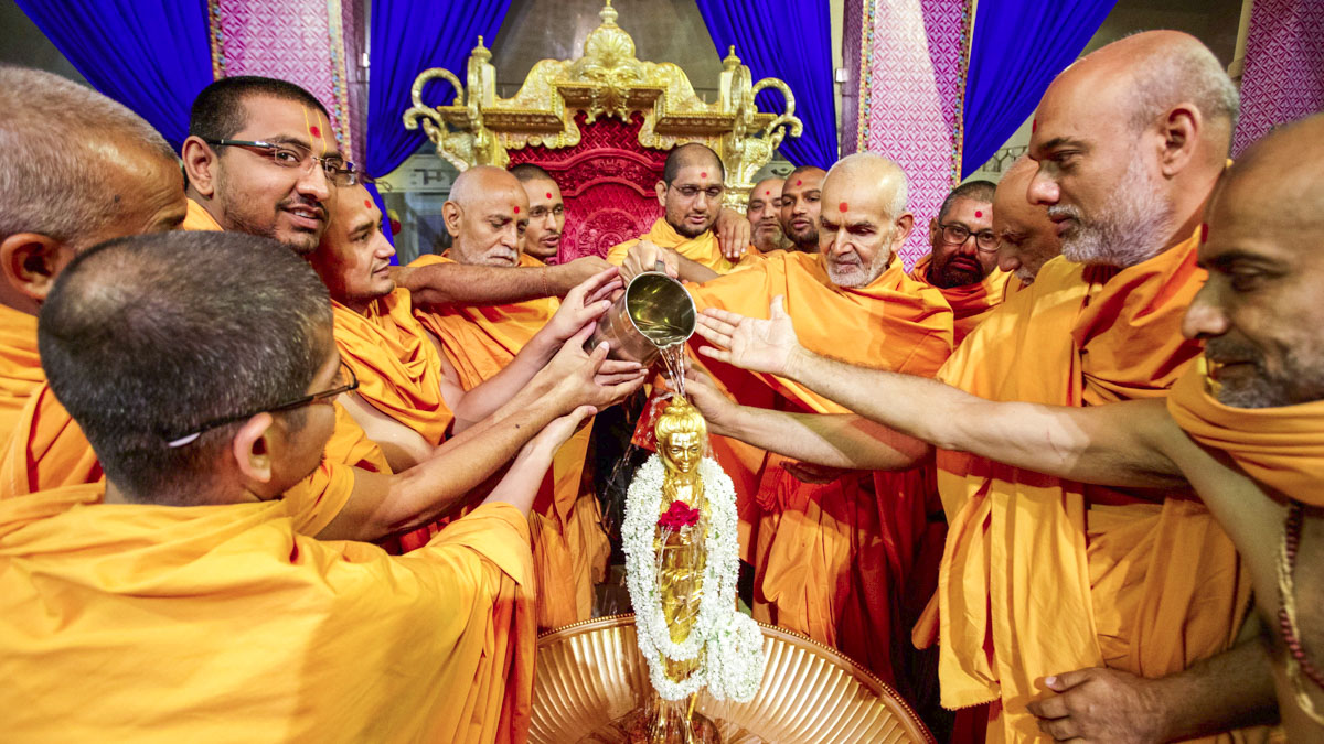 Swamishri and sadhus perform abhishek of Shri Nilkanth Varni, 24 Apr 2017