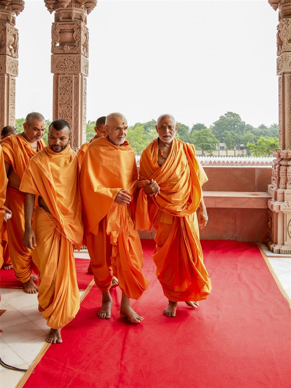 Swamishri with sadhus in the mandir pradakshina, 24 Apr 2017