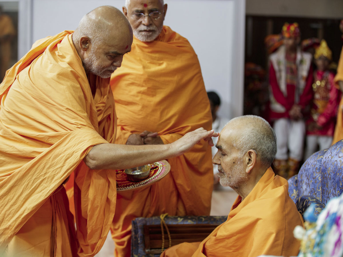 Bhagvatpriya Swami applies chandlo to Swamishri, 24 Apr 2017