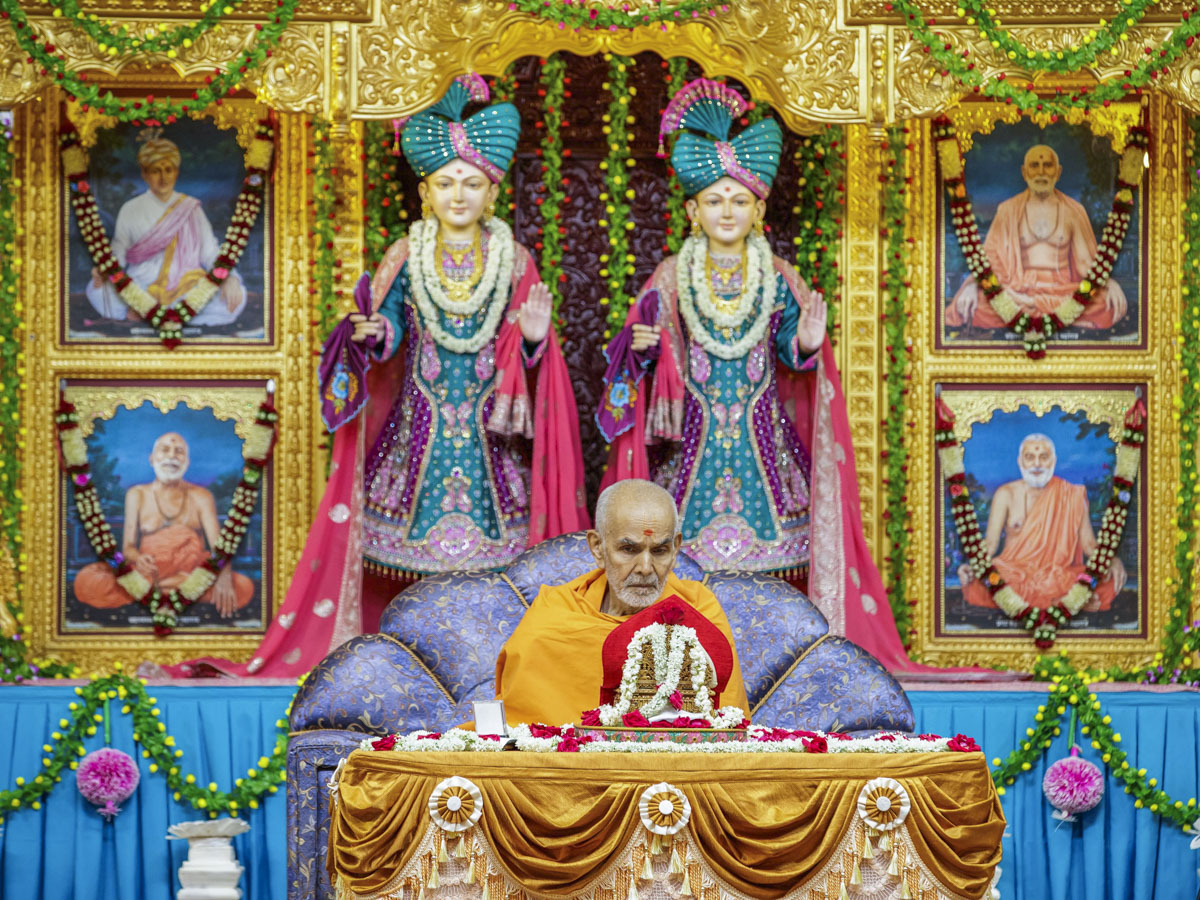 Param Pujya Mahant Swami Maharaj performs his morning puja, 25 Apr 2017