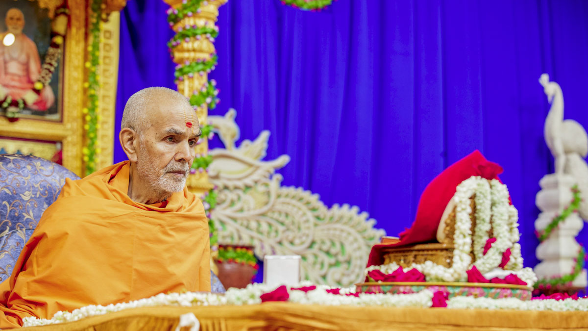 Swamishri performs his morning puja, 25 Apr 2017