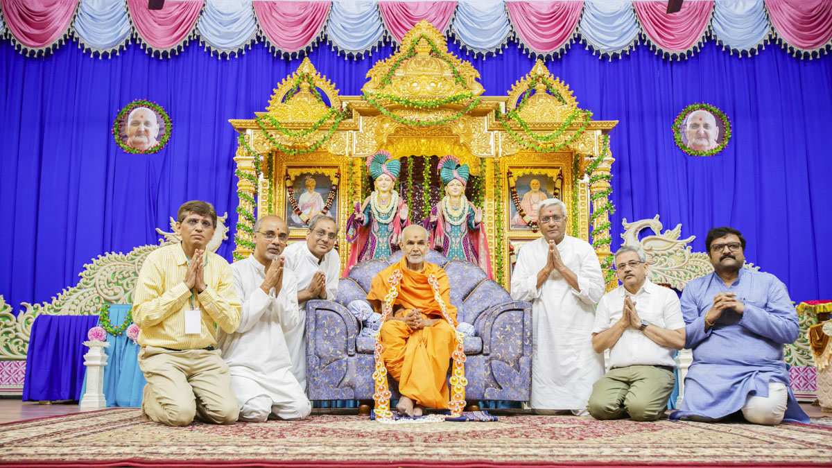 Devotees honor Swamishri with a garland, 25 Apr 2017