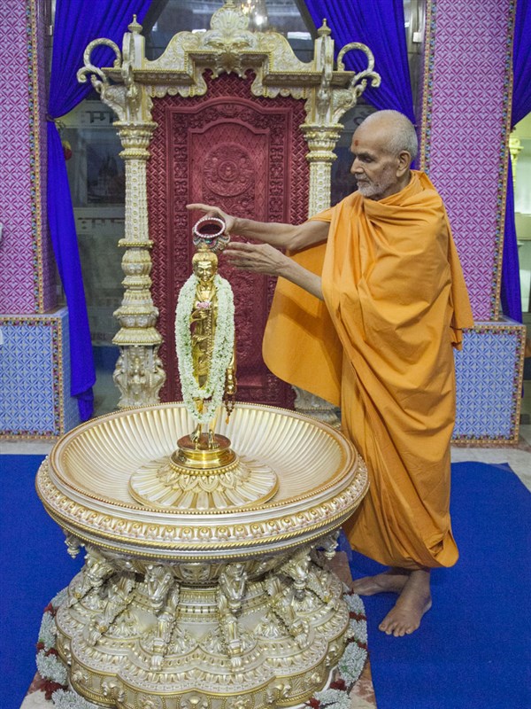 Swamishri performs abhishek of Shri Nilkanth Varni, 27 Apr 2017