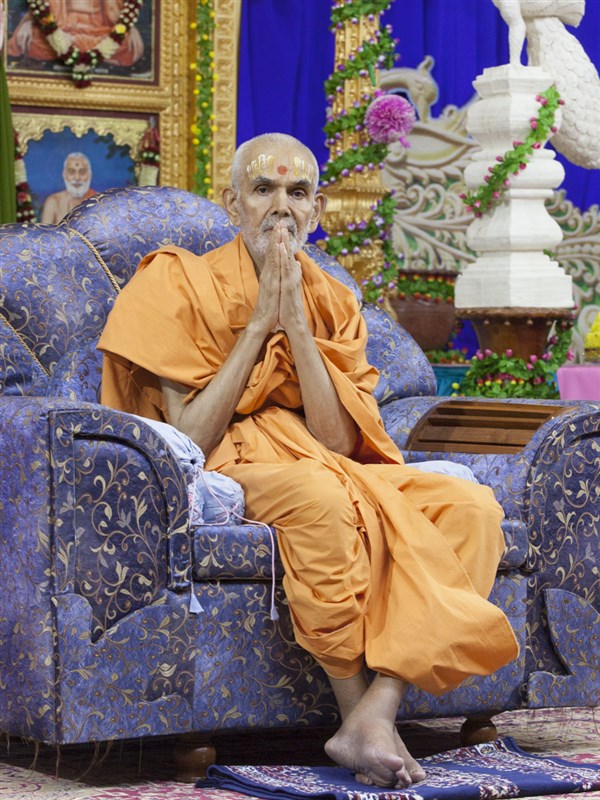 Swamishri greets devotees with 'Jai Swaminarayan', 28 Apr 2017
