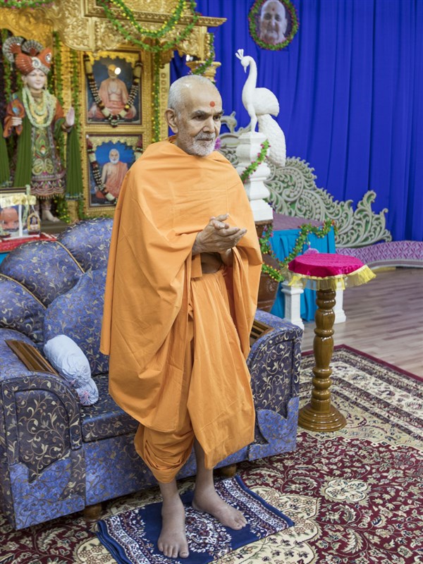 Swamishri doing darshan of Shri Harikrishna Maharaj, 28 Apr 2017